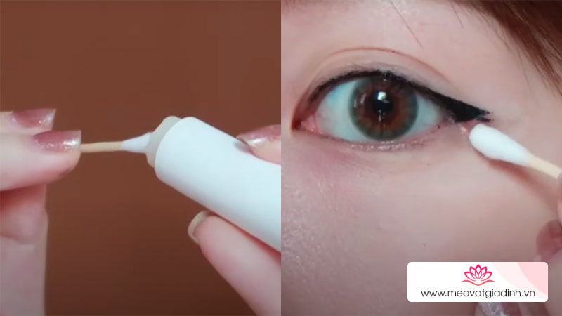 Dùng tay hoặc bông tẩy trang để xoá đi vết eyeliner