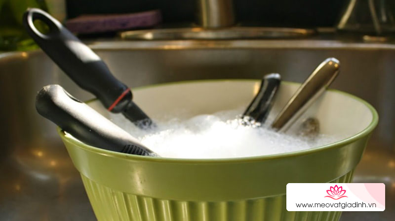 Chuẩn bị 1 bát nước rửa bát pha với nước ấm để ngâm đồ bẩn giúp rửa đồ nhanh hơn