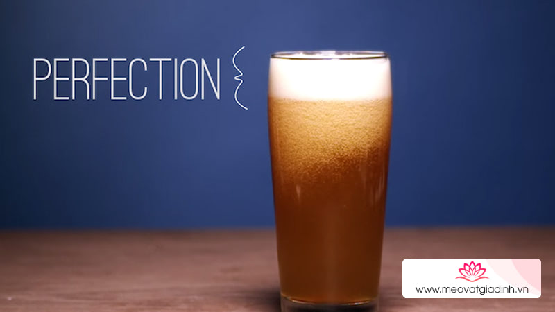 Cốc bia được rót hoàn hảo sẽ thường có độ dày lớp bọt sủi trên cùng khoảng 2cm.