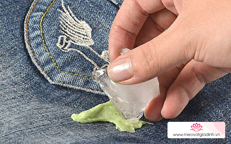 Cách tẩy kẹo cao su trên quần áo bằng đá lạnh