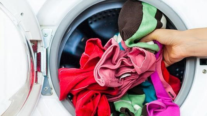 Không vứt quá nhiều quần áo vào máy giặt