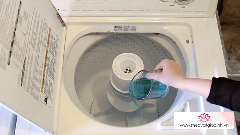 Làm sạch máy giặt chỉ với một ly nước súc miệng