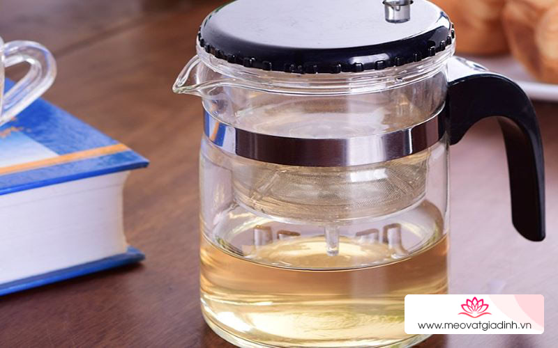 Đựng trà, nước nóng trong bình nhựa, inox, gốm sứ hay thủy tinh thì tốt hơn?