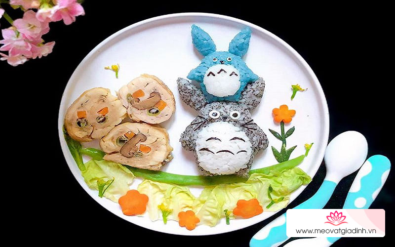 Hai cậu bạn hàng xóm Totoro qua ăn cơm chung với con yêu này!