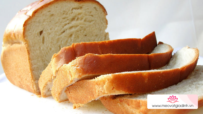  Một mẩu bánh mì sẽ giúp đồ da của bạn sạch loáng sau một cái chớp mắt.