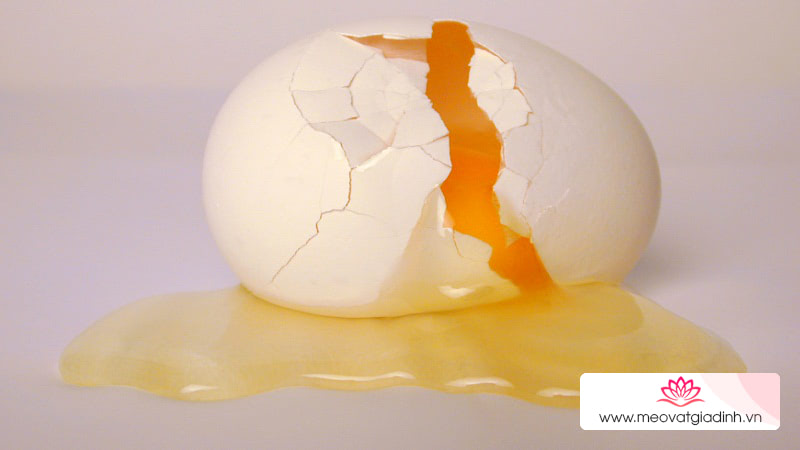 Không dùng giấm để làm sạch vết ố của trứng