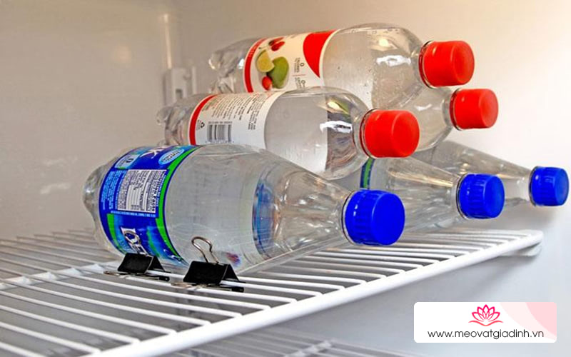 Chai nước suối về và bỏ ngay vào tủ lạnh
