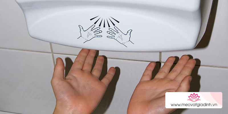 Nguy hiểm khi sử dụng máy sấy tay trong nhà vệ sinh
