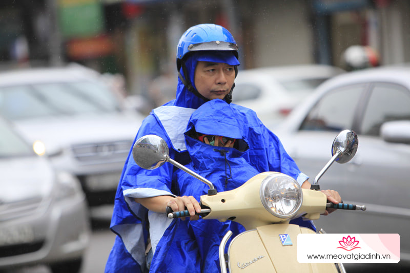 Những lưu ý khi đi xe máy trong trời mưa lớn