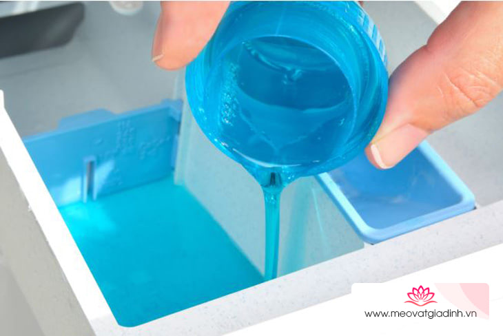Nước giặt dễ hòa tan hoàn toàn vào nước, giúp giặt hiệu quả và an toàn hơn