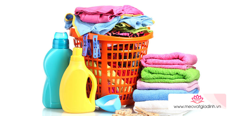 Tiết kiệm chi phí vì nước giặt tay Omo có khả năng giặt được nhiều quần áo hơn bột giặt.