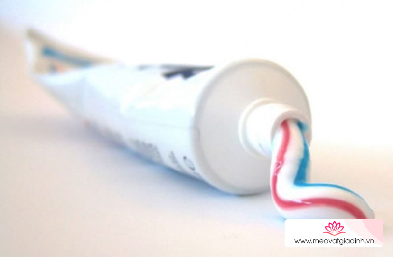 Tẩy sạch vết mực bút bi trên quần áo bằng kem đánh răng