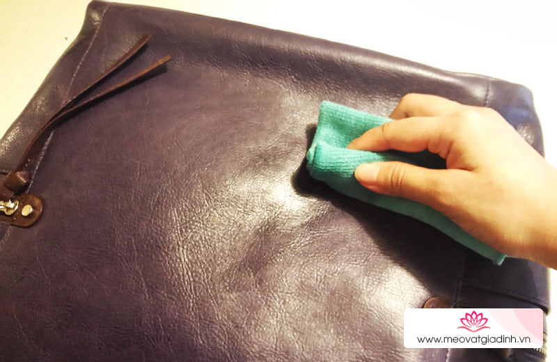 Tẩy vết dơ trên túi xách an toàn hiệu quả