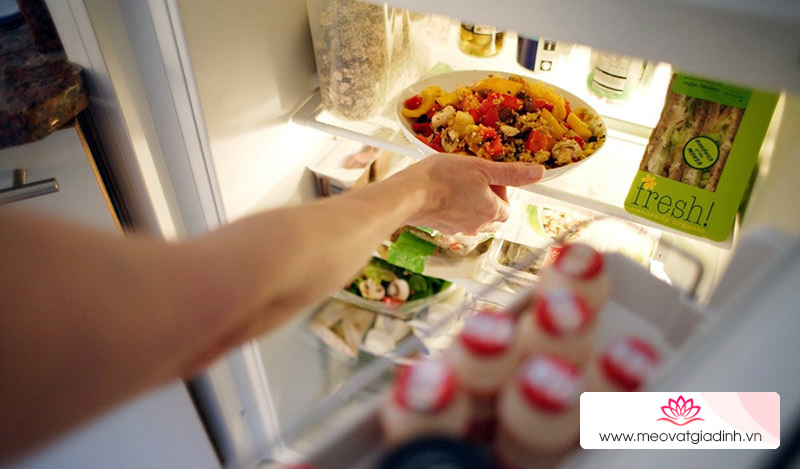 Đối với thức ăn chín, hãy để nguội trước khi cho vào tủ lạnh.  Bởi nếu thức ăn đang còn nóng sẽ bị lạnh đột ngột, tạo độ ẩm cao, tạo điều kiện cho vi khuẩn phát triển.  Nên cho thức ăn chín vào tủ lạnh sau 2 giờ nấu.