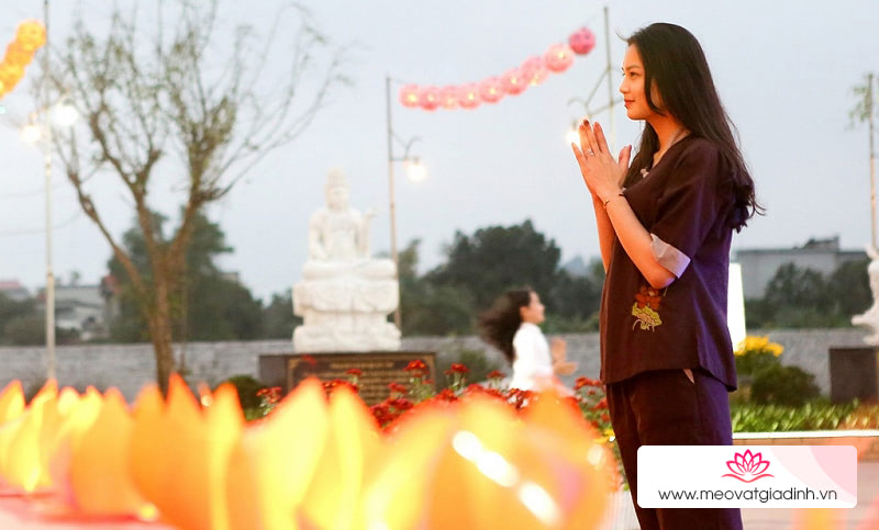 Ở Việt Nam vào ngày lễ này các Phật tử các nơi đều kéo về viếng chùa lễ Phật cầu mong gia đạo bình an