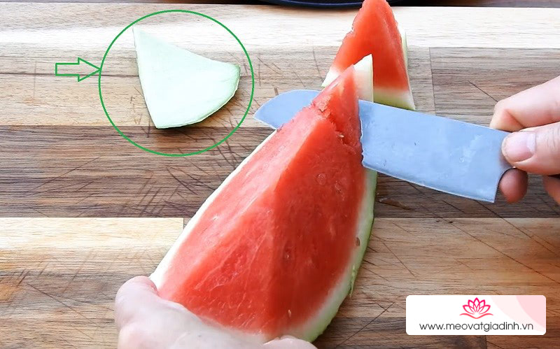Dùng dao để lạng phần lớp vỏ xanh có hình tam giác – dùng làm đuôi cá.