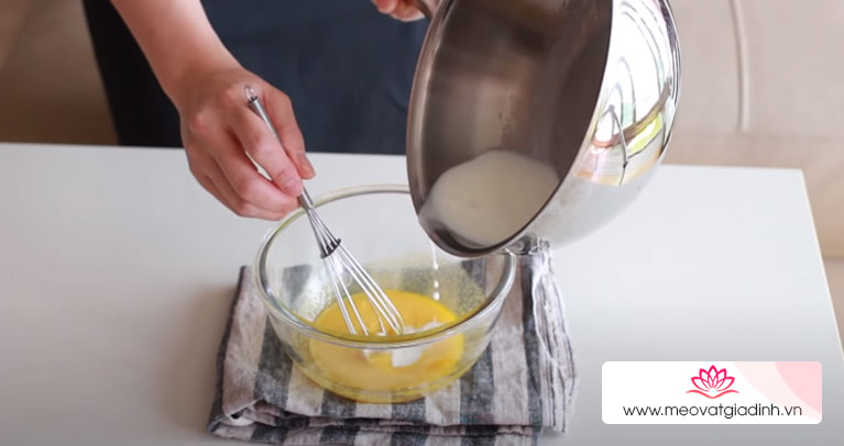 Bước 1 Khuấy tan hỗn hợp trứng sữa Kem bơ