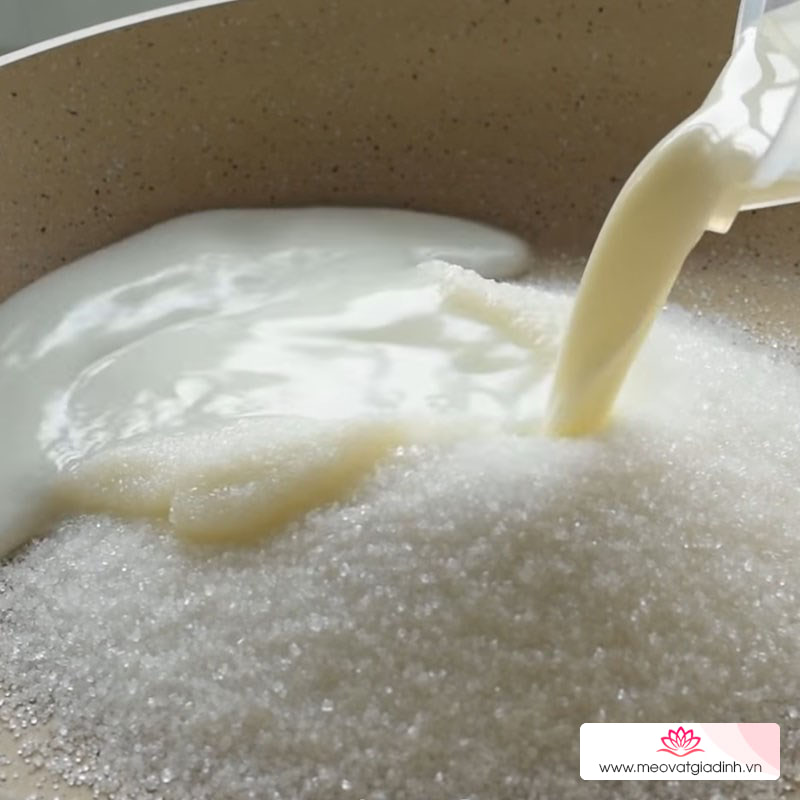 Bước 1 Khuấy sữa với đường Cách làm sữa đặc tại nhà