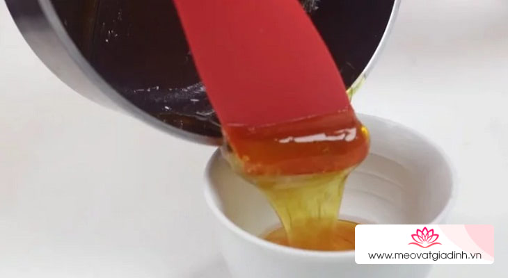 Cho đường caramel vào món tráng miệng để thưởng thức. 