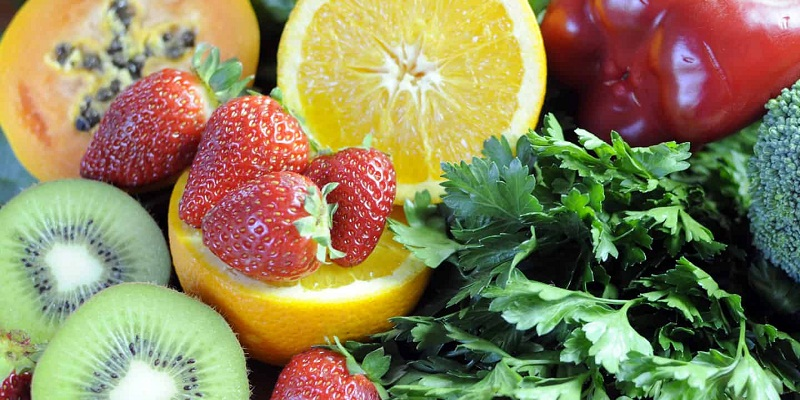 Vitamin C có nhiều trong các loại rau có màu xanh đậm và quả có vị chua.