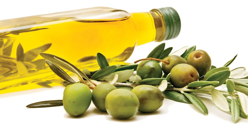 Dùng dầu olive kết hợp cùng chế độ ăn giàu lycopene để có làn da sáng khỏe.