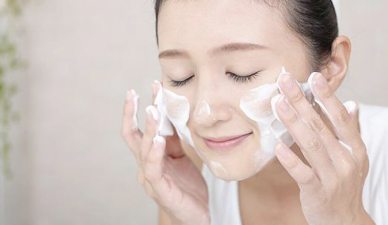 Đi mưa về chăm sóc da mặt thế nào cho đúng để không hại da?