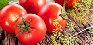 Cách làm môi hồng tự nhiên nhờ cà chua