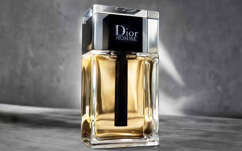 Nước hoa Dior ra mắt thị trường vào năm 1947