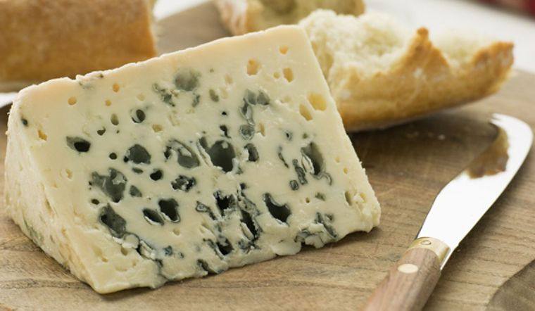 Phô mai xanh (blue cheese) là gì? Những lợi ích của phô mai xanh