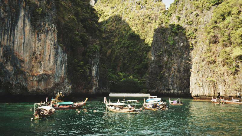 Không đi du lịch, đặc biệt là không đi tham quan lăng tẩm, địa đạo