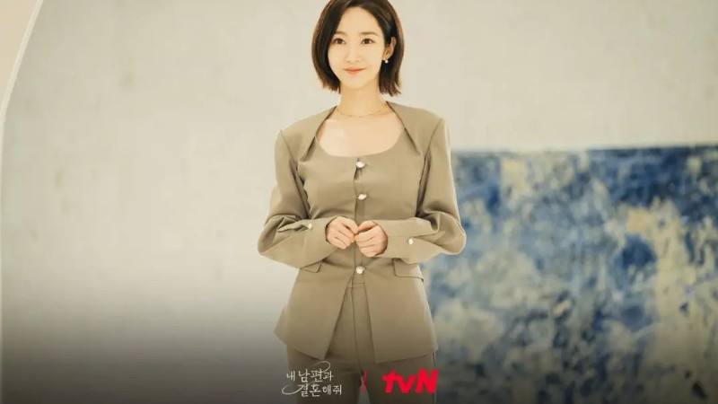 Với set đồ đồng bộ tông màu be, Park Min Young toát lên vẻ trang nhã, thanh lịch.