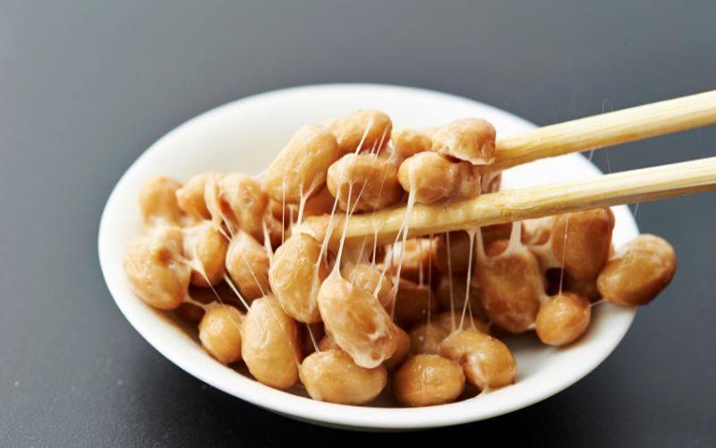 Hành tây, phô mai và natto