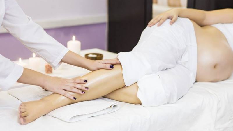 Massage chân cho bà bầu khi chuyển dạ