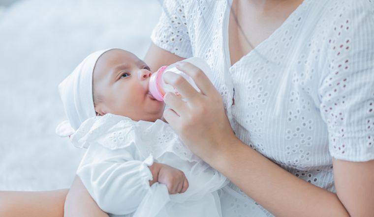 Sữa mẹ dù tốt nhưng 3 trường hợp này cần cho trẻ dùng thêm sữa bột
